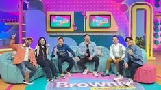 Merupakan seorang artis ternama, Ayu Ting Ting dipadatkan dengan sederet aktivitas di industri hiburan. Selain jadi pedangdut, tentunya sudah banyak yang tahu, jika Ayu Ting Ting mengepakkan sayapnya menjadi host. Bersama Ruben Onsu, Wendy Cagur, dan Ivan Gunawan, pedangdut kelahiran Depon itu jadi host di acara variety entertainmet talkshow di salah satu stasiun televisi swasta. (Liputan6.com/IG/@ayutingting92)