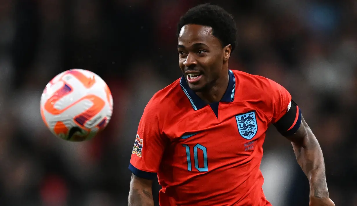 Raheem Sterling menjadi pemain dengan jumlah caps terbanyak di Timnas Inggris. Meski baru menginjak 27 tahun, ia tercatat telah mengoleksi 79 penampilan bersama Skuad The Three Lions. Sterling merupakan pemain sayap yang kreatif dan dinamis. Ia kini bermain untuk Chelsea setelah pada bursa transfer musim panas lalu dibeli dari Manchester City. (AFP/Ben Stansall)