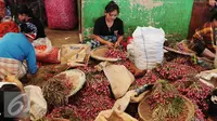 Pekerja tengah mengupas bawang merah di Pasar Kramatjati, Jakarta, Selasa (8/3). Harga bawang merah mengalami kenaikan hingga 40 persen. kenaikan harga hingga Rp 45 ribu per kg yang sebelumnya seharga Rp30 ribu per kg. (Liputan6.com/Angga Yuniar)