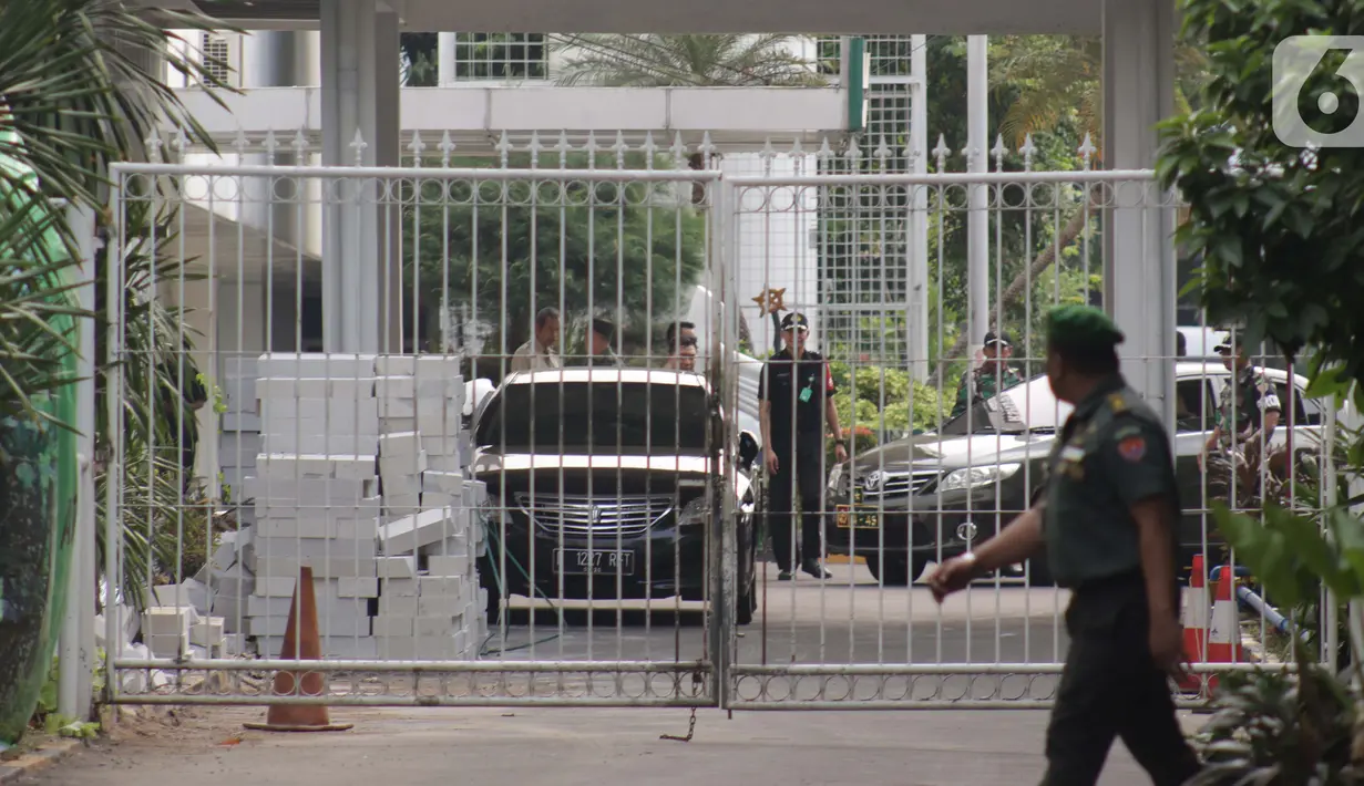 Petugas militer melintasi gerbang masuk ruang gawat darurat VVIP usai kedatangan Menko Polhukam Wiranto di Rumah Sakit Pusat Angkatan Darat, Jakarta, Kamis (10/10/2019). Menkopolhukam Wiranto ditusuk orang tak dikenal usai kunjungan di wilayah Banten. (Liputan6.com/Helmi Fithriansyah)