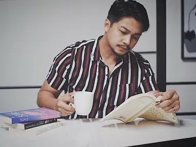 Deva Mahenra, nama yang tak perlu diragukan lagi di dunia seni peran. Mengawali karier dengan mengambil peran-peran kecil, namanya semakin melejit ketika membintangi komedi situasi yang berjudul Tetangga Masa Gitu. (FOTO: instagram.com/devamahenra/)
