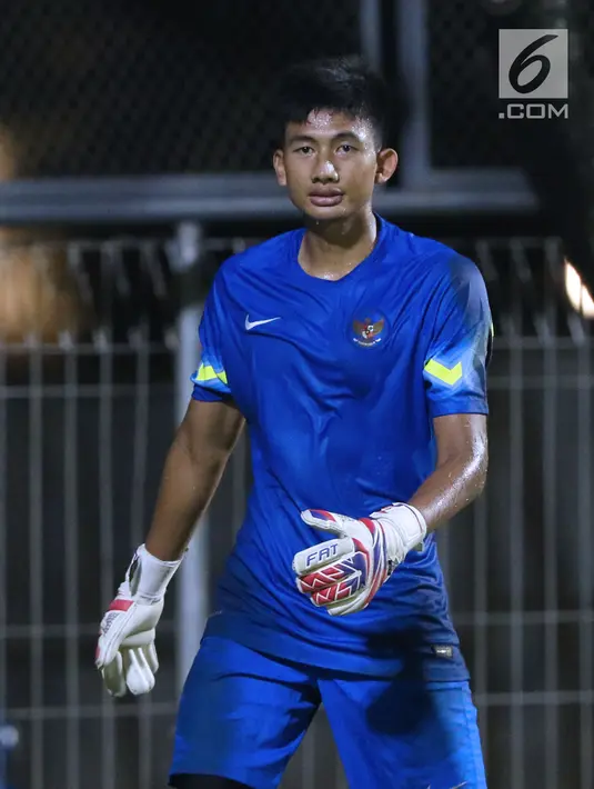 Kiper Timnas Indonesia U-19, Gianluca Pagliuca Rossy saat latihan di Lapangan A Kompleks GBK Jakarta, Kamis (22/3). Selain dikontrak Persija, Rossy akan menjalani pemusatan latihan Timnas U-19 sebagai persiapan Piala AFF. (Liputan6.com/Helmi Fithriansyah)