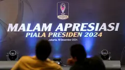 Ketua umum PSSI, Erick Thohir (kanan) berbincang dengan Ketua Steering Committee Piala Presiden 2024, Maruarar Sirait (kanan) saat menghadiri acara Malam Apresiasi Piala Presiden 2024 yang berlangsung di SCTV Tower, Senayan, Kamis (19/12/2024). (Bola.com/Bagaskara Lazuardi)