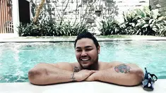 Ivan Gunawan, seleb Tanah Air yang terkenal dengan image humoris. Ivan selalu bisa mengundang gelak tawa dengan guyonannya. Kini Ivan sibuk menjadi presenter di progam televisi swasta. Untuk melepas rasa penat, biasanya Ivan menghabiskan waktu dengan berenang. (Liputan6.com/IG/@ivan_gunawan)