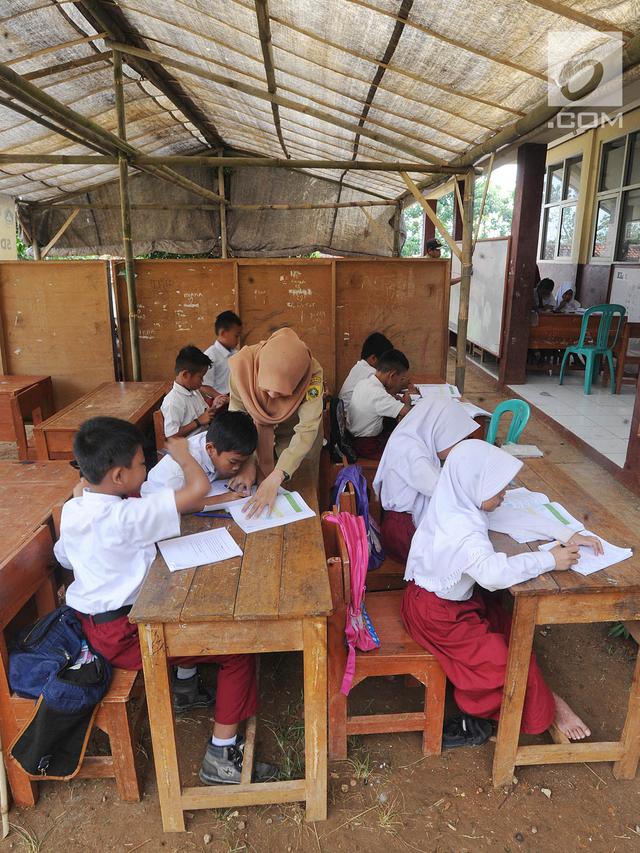 Murid SD Negeri Belajar di Tenda Darurat