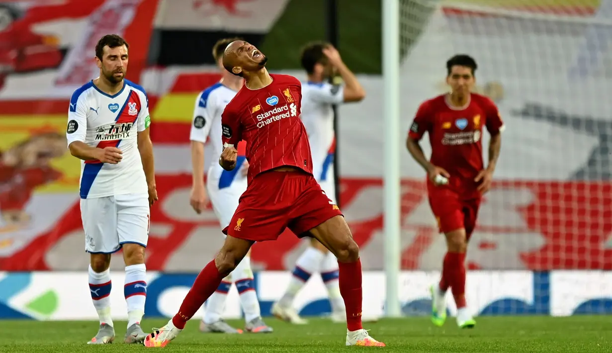 Gelandang Liverpool, Fabinho berselebrasi usai mencetak gol ke gawang Crystal Palace pada pertandingan lanjutan Liga Inggris di di Stadion Anfield di Liverpool, Inggris (24/6/2020). Liverpool menang telak 4-0 atas Crystal Palace. (Phil Noble/Pool via AP)
