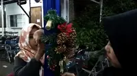 Pemuda Lintas Agama Bantu Dekorasi Gereja di Cirebon Jelang Natal