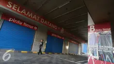 Petugas keamanan berpatroli di sekitar pertokoan yang tutup di Pasar Tanah Abang, Jakarta, Kamis (7/7). Pertokoan akan kembali buka pada 14 Juli 2016 mendatang. (Liputan6.com/Immanuel Antonius)