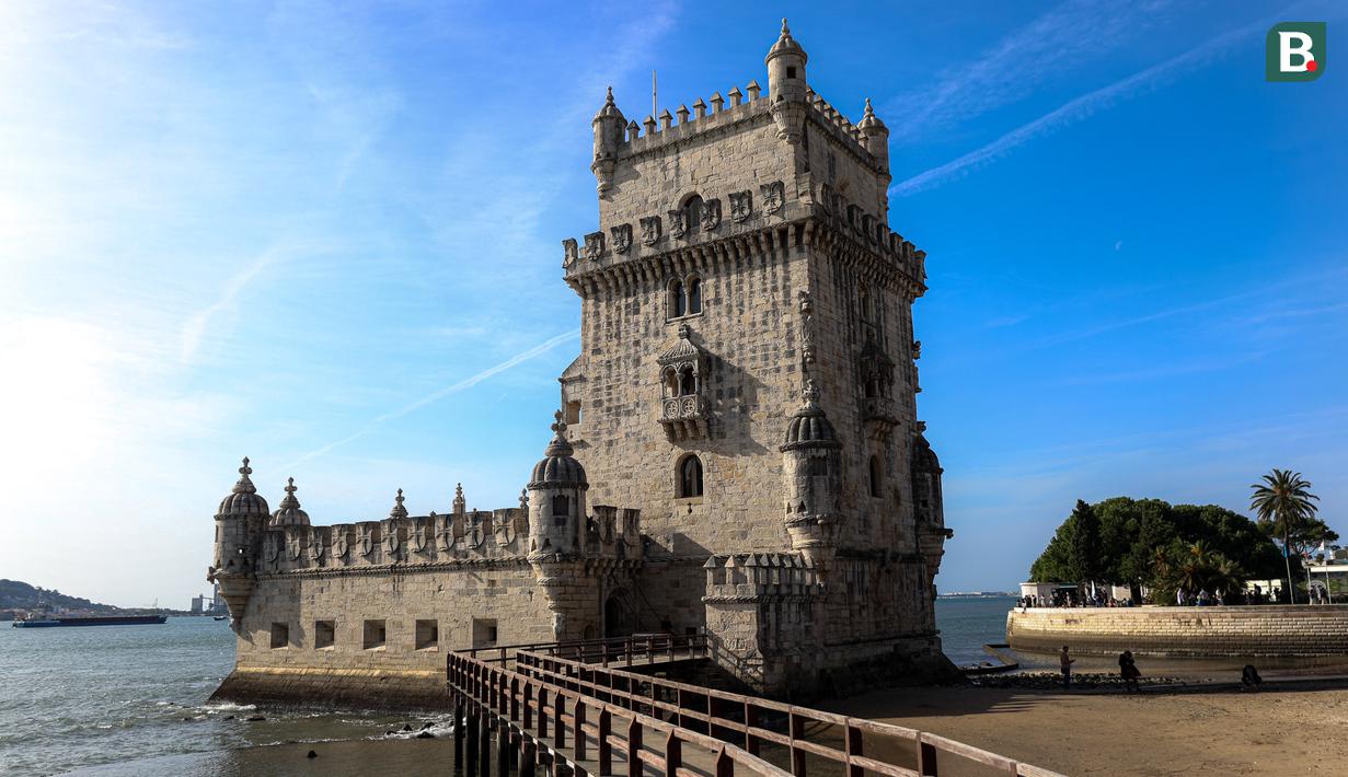 Monumen Penjelajahan merupakan bentuk penghormatan untuk para penjelajah Portugis. Bangunan yang menjulang 52 meter tersebut berdiri kukuh di samping persis Sungai Tagus. (Bola.com/Bagaskara Lazuardi)