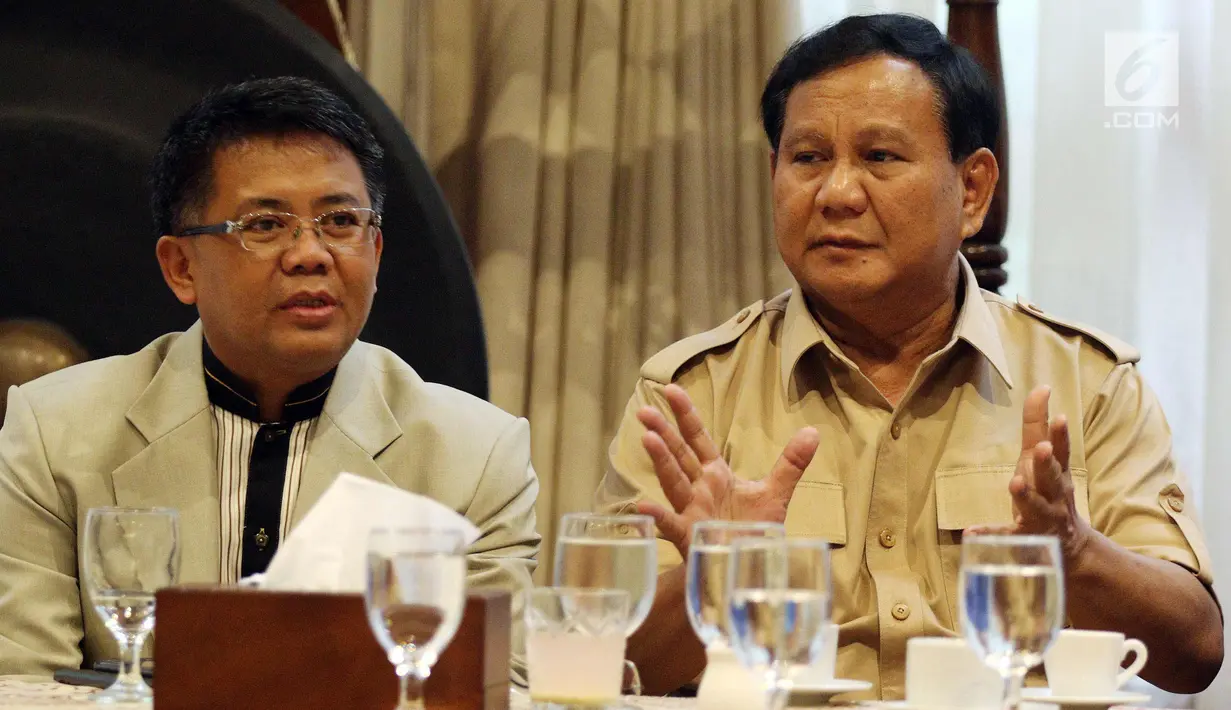 Ketua Umum dan Ketua Dewan Pembina Partai Gerindra Prabowo Subianto bersama Presiden PKS Sohibul Iman saat melakukan pertemuan di Jakarta, Kamis (1/3). (Liputan6.com/Johan Tallo)