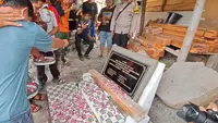 Tabur bunga di lokasi tempat 8 pekerja terjebak di sumur tambang, di Pancurendang, Banyumas. (Foto: Liputan6.com/Basarnas)
