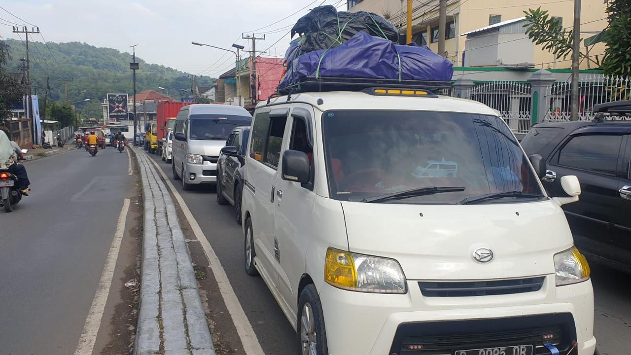 Antrian kendaraan pemudik di jalur pertigaan pasar Malangbong, kabupaten Garut, Jawa Barat. (Liputan6.com/Jayadi Supriadin)