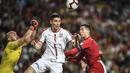Duel antara Nikola Milenkovic dan Cristiano Ronaldo pada laga kedua kualifikasi Piala Eropa 2020 yang berlangsung di Stadion Da Luz, Lisbon, Senin (27/3). Portugal raih hasil imbang 1-1 kontra Serbia. (AFP/Patricia de Melo)