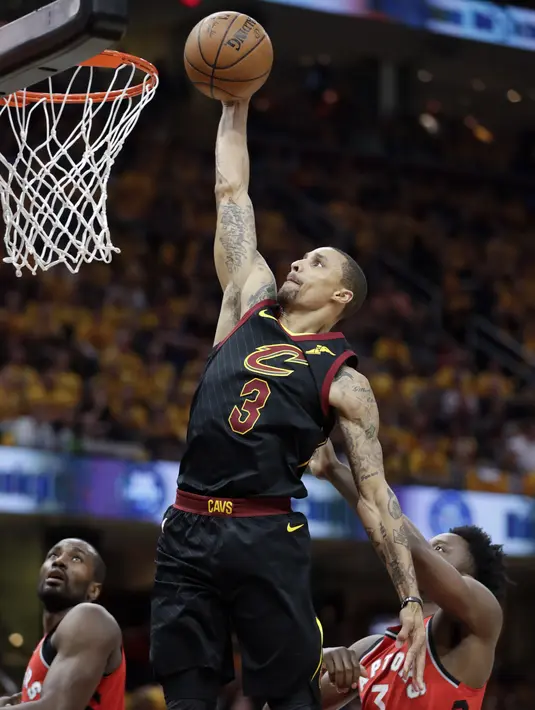 Aksi pemain Cavaliers, George Hill melakukan dunks saat melawan Toronto Raptors pada gim keempat semifinal Wilayah Timur NBA playoff di Quicken Loans Arena, Cleveland, (7/5/2018). (AP/Tony Dejak)
