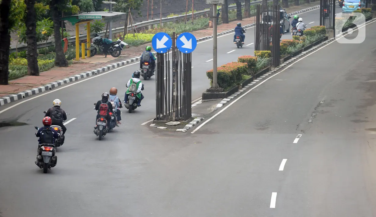 Kendaraan melintas di Jalan Rasuna Said, Jakarta, Senin (16/3/2020). Jalan Rasuna Said terlihat lengang setelah Gubernur DKI Jakarta Anies Baswedan mencabut sementara sistem ganjil genap dan meliburkan sekolah untuk mengantisipasi penyebaran virus corona COVID-19. (merdeka.com/Dwi Narwoko)