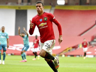 Pemain Manchester United, Mason Greenwood, melakukan selebrasi usai membobol gawang Bournemouth pada laga Premier League di Stadion Old Trafford Sabtu (4/6/2020). Manchester United menang 5-2 atas Bournemouth. (AP/Peter Powell)