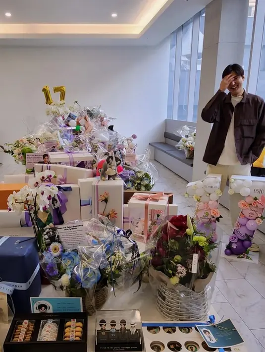 Saat anniversary debut ke-17 tahun Lee Min Ho juga mendapat hadiah meski tak sebanyak saat ulang tahunnya. (foto: Instagram/ actorleeminho)