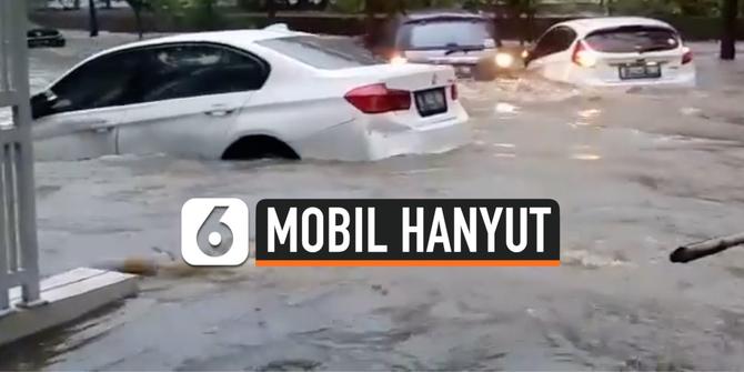VIDEO: Detik-Detik Banjir Hanyutkan Mobil Mewah di Serpong