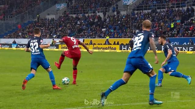 Bayer Leverkusen terus menjaga posisinya di urutan kedua klasemen usai menang meyakinkan dengan skor 4-1 atas Hoffenheim, Sabtu (2...