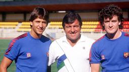Gary Lineker (kiri). Striker Inggris yang kini berusia 61 tahun dan pensiun bersama Nagoya Grampus Juli 1994 ini pernah berseragam Barcelona selama 3 musim, 1986/1987 hingga 1988/1989. Dalam laga El Clasico 31 Januari 1987 ia membuat hattrick dan membawa Barcelona menang 3-2. (uefa.com)