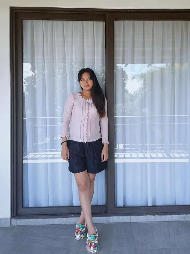 6 Gaya Sederhana Indah Permatasari Pamer Baby Bump di Usia Kehamilan 6 Bulan, Bumil Makin Glowing