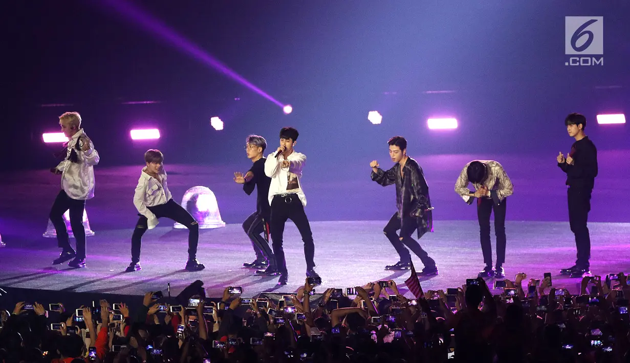 Boy band Korea Selatan, iKON tampil menghibur penonton pada upacara penutupan Asian Games 2018 di Stadion Gelora Bung Karno, Jakarta, Minggu (2/9). Mereka membawakan lagu Love Scenario dan Rhthym Ta. (Liputan6.com/Helmi Fithriansyah)