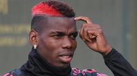 Paul Pogba dengan gaya rambut merah dan sedikit berwana putih saat mengiikuti latihan bersama Manchester United di Manchester Training Center, Carrington, (11/9/2017). Fans asal Indonesia bahkan mendukung warna tersebut. (AFP/Paul Ellis)
