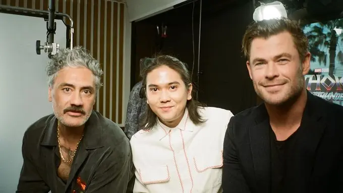 Iqbaal Ramadhan berfoto bersama Taika Waititi dan Chris Hemsworth. (Foto: Instagram/iqbaal.e)