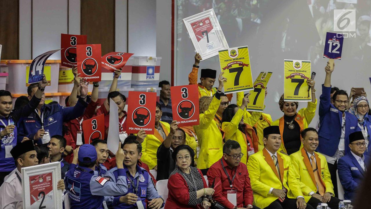 Tak Mau Kalah dengan Suporter Bola, Peserta Parpol Bawa Poster Nomor Urut