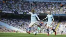 Gelandang Manchester City, Kevin De Bruyne, melepaskan tendangan saat melawan Tottenham Hotspur pada laga Premier League di Stadion Etihad, Sabtu (20/4). Manchester City menang 1-0 atas Tottenham Hotspur. (AP/Rui Vieira)