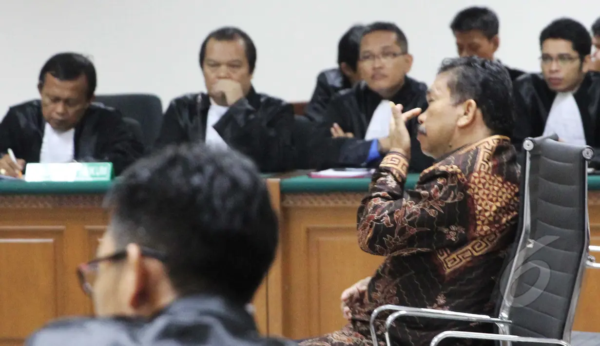Raja Bonaran saat menghadiri sidang di Pengadilan Tipikor, Jakarta, Senin (27/4/2015). Bonaran dituntut 6 tahun penjara, denda Rp. 300 juta subsider 4 bulan penjara dan dicabut hak politik untuk dipilih selama 8 tahun. (Liputan6.com/Helmi Afandi)