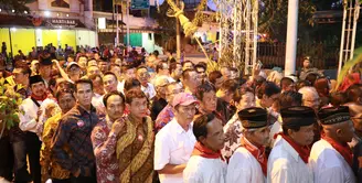 Malam ini, Selasa (7/11) malam, Putri Presiden Jokowi, Kahiyang Ayu akan menjalani prosesi midodareni. Bagian dari acara sebelum pada Rabu  besok resmi menikah. Ribuan tamu undangan terlihat hadir. (Adrian Putra/Bintang.com)