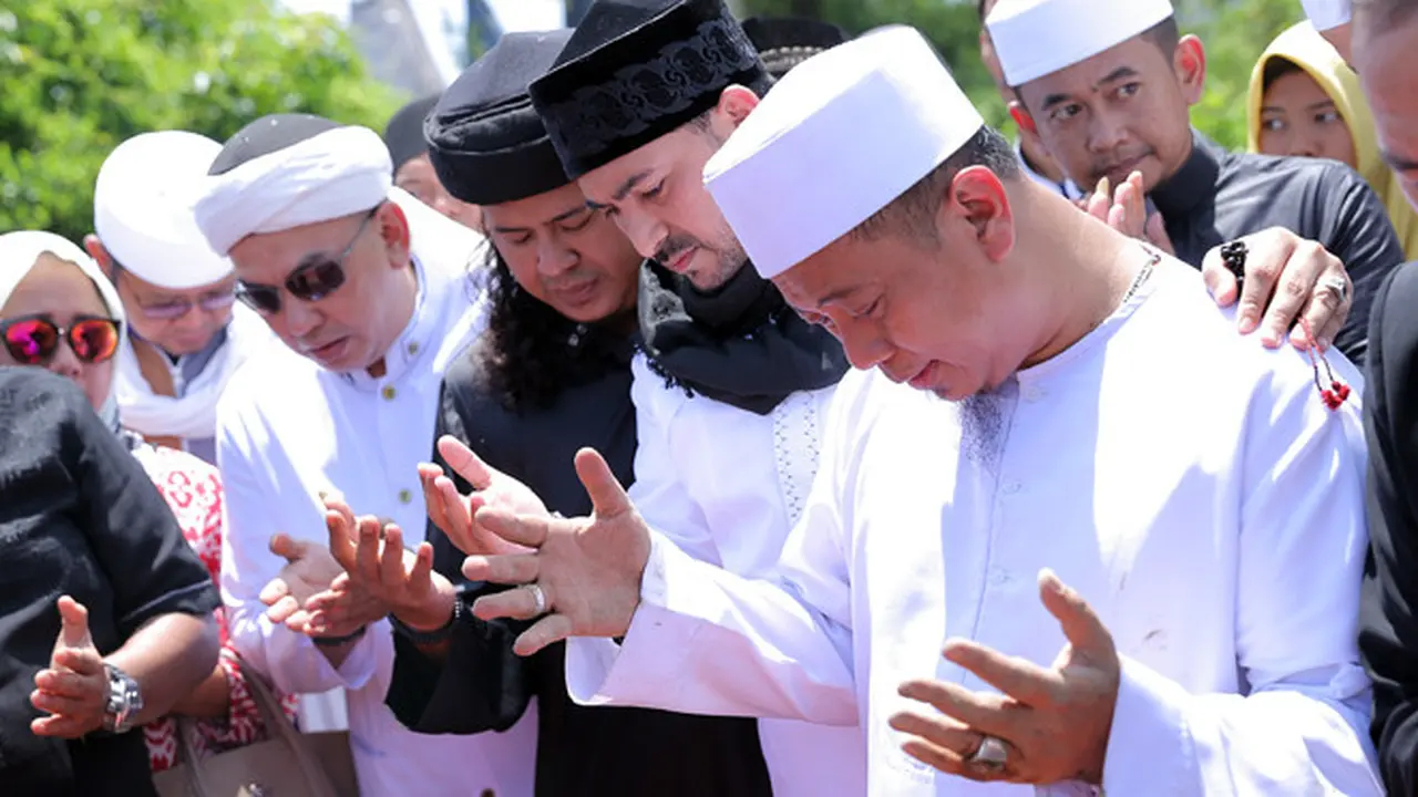 [Bintang] Opick di pemakaman istrinya Wulan Mayasari