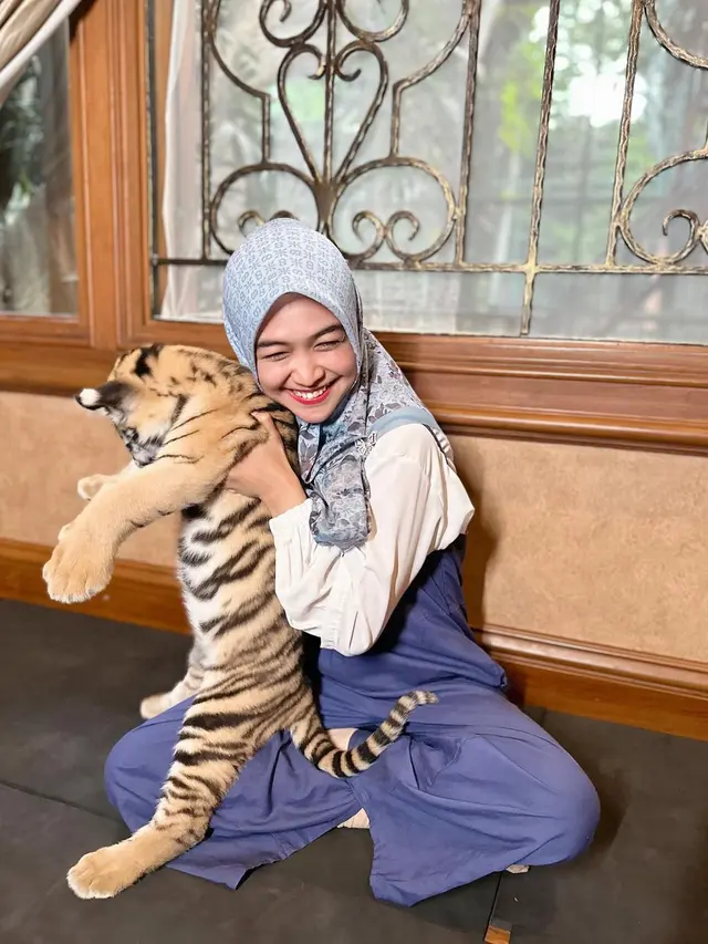 Ria Ricis dan Moana main bareng harimau Alshad Ahmad (Foto: instagram riaricis1795)