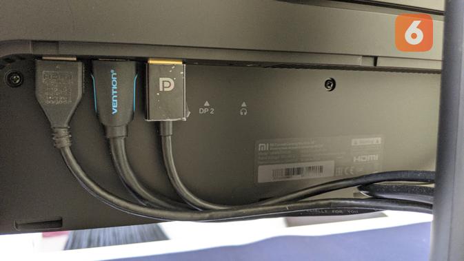 Port sambungan kabel Xiaomi Mi Curved Gaming Monitor yang penutupnya menggunakan magnet. (/ Yuslianson)