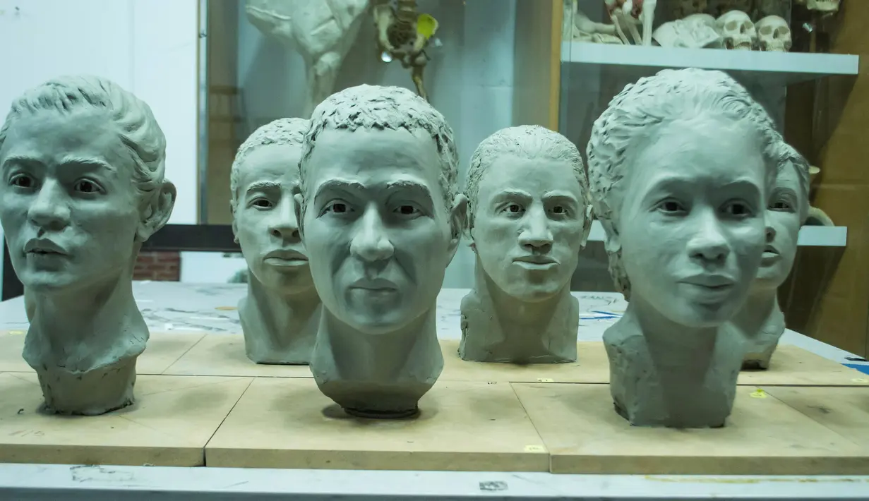 Patung wajah orang mati diperlihatkan saat workshop di New York Academy of Art in New York pada  bulan Januari 2016. Patung dibuat dengan harapan dapat menemukan identitas orang yang mati. (Courtesy the New York Academy of Art/Handout via REUTERS)