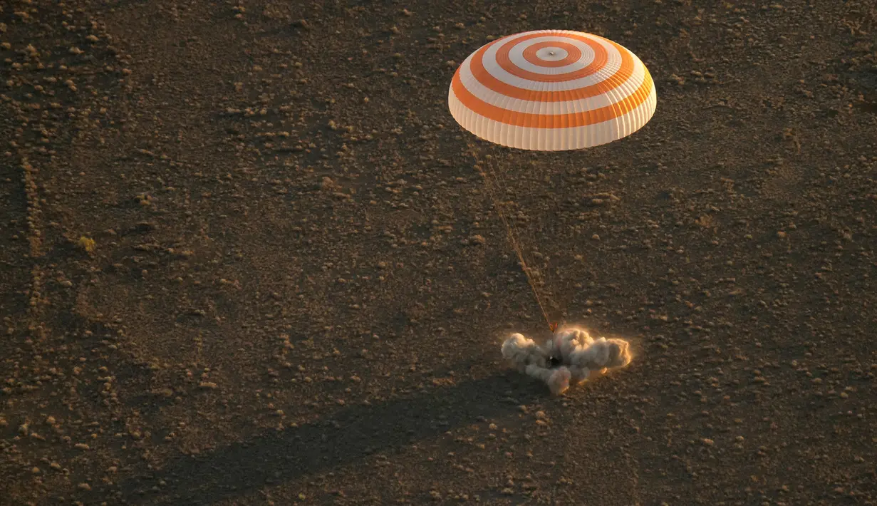 Kapsul pesawat luar angkasa Soyuz TMA-20M saat mendarat di dekat Kota Zhezkazgan, Kazakhstan, (7/9). Selama 172 hari tiga astronaut ini berada di ISS. (Bill Ingalls/NASA/Reuters)