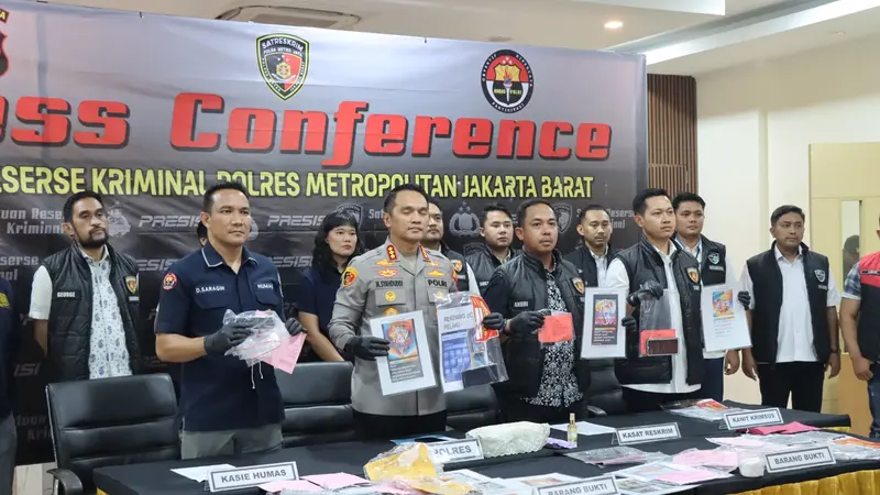 Polres Metro Jakarta Barat mengungkap sindikat judi online yang beroperasi di sebuah apartemen Jakarta Barat. Sebanyak 855 situs diretas oleh sindikat judi online ini. (Liputan6.com/Ady Anugrahadi)