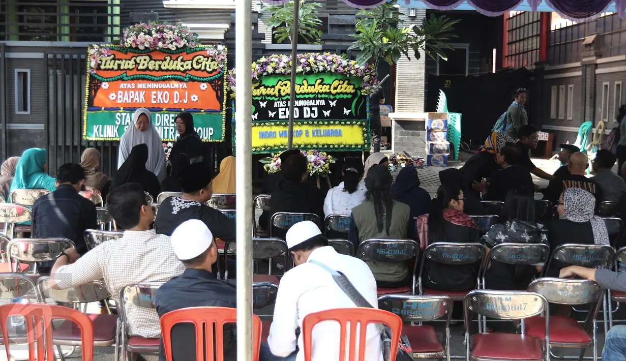 Suasana di rumah duka alm Eko DJ, Jakarta, Selasa (28/3). Eko DJ meninggal dunia dalam usia 65 tahun. Ia meninggalkan satu orang istri yakni Dewi Sari Krisna Ndaru, dan dua orang anak yakni Rayna dan Raditya Dewandaru. (Liputan6.com/Herman Zakharia)