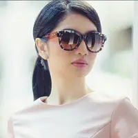 Tak heran jika Angel Karamoy menggunakan kacamata hitam sebagai aksesoris tambahan. Istri Steven Rumangkang ini memang terlihat cantik memakai kacamata hitam. (via instagram/@realangelkaramoy)