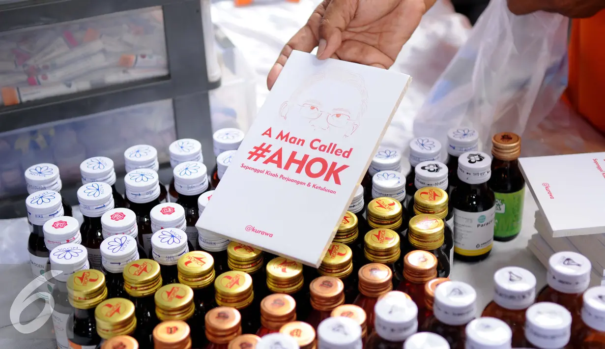 Buku A Man Called #Ahok yang dipajang saat kegiatan pengobatan gratis di Pengadegan Barat, Pancoran, Jakarta, Kamis (26/1). Kegiatan tersebut juga untuk membantu warga yang kurang mampu. (Liputan6.com/Gempur M. Surya)