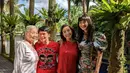 Tampil mengenakan busana cheongsam, sosoknya terlihat menawan seperti biasanya. Potretnya bersama ibunda dan keluarganya ini pun menuai banyak perhatian dan mendapat ucapan dalam kolom komentar Instagramnya. (Liputan6.com/IG/@roseline_abu)