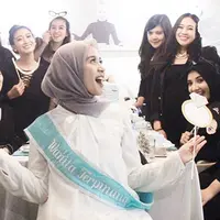 Semakin medekati hari pernikahannya, ternyata kebahagiaan tidak hanya dirasakan oleh Laudya Chynthia Bella dan Engku Emran. Para sahabat Bella pun juga turut merasakan kebahagiaan yang sama. (Instagram/Shireensungkar)