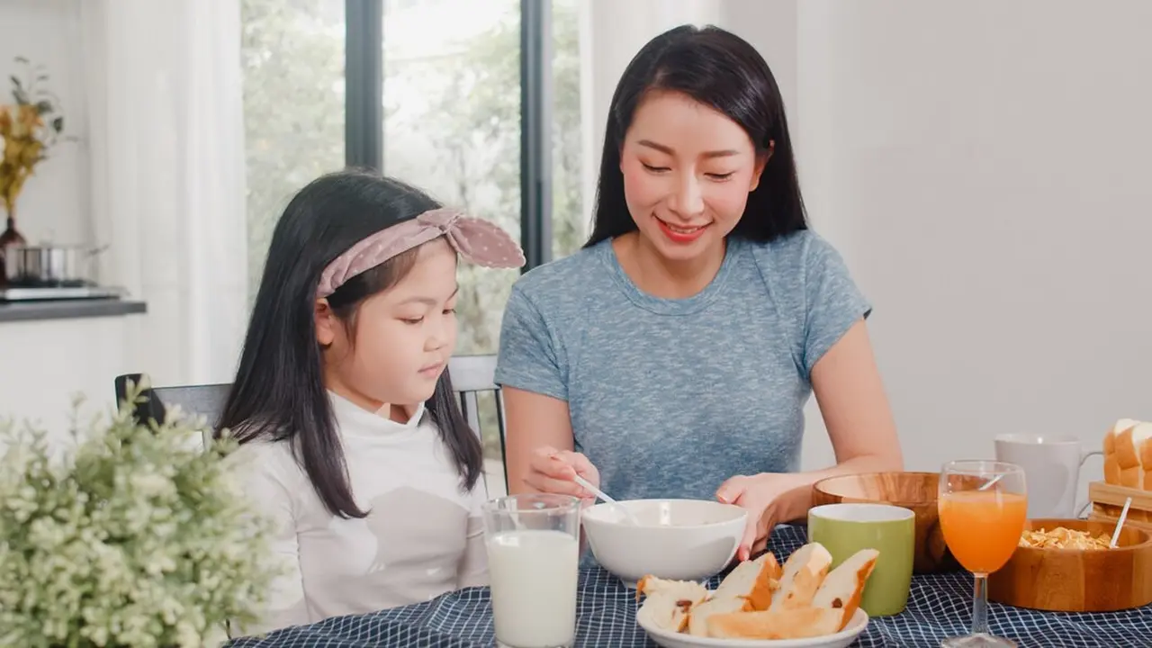 8 Tips Praktis Memperkenalkan Self Feeding pada Anak yang Enggan Makan Sendiri (Foto dok : Freepik/tirachardz)