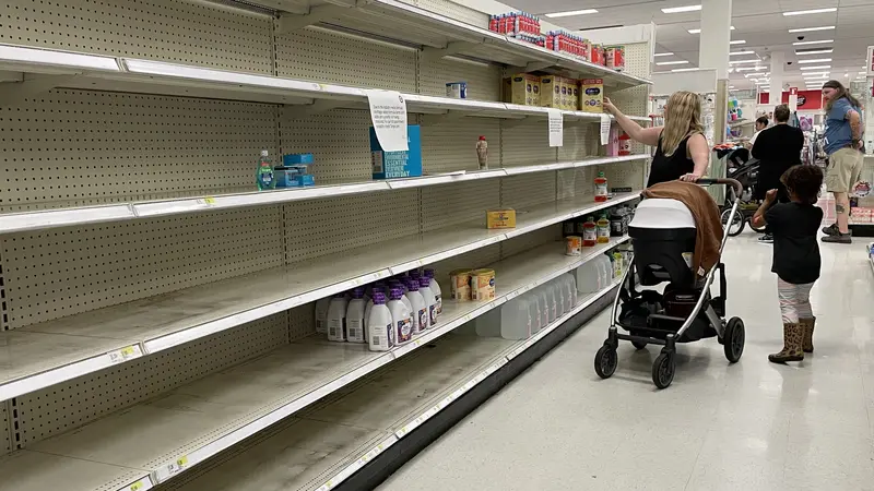 Rak-Rak Supermarket Kosong di AS Karena Kelangkaan Susu Formula