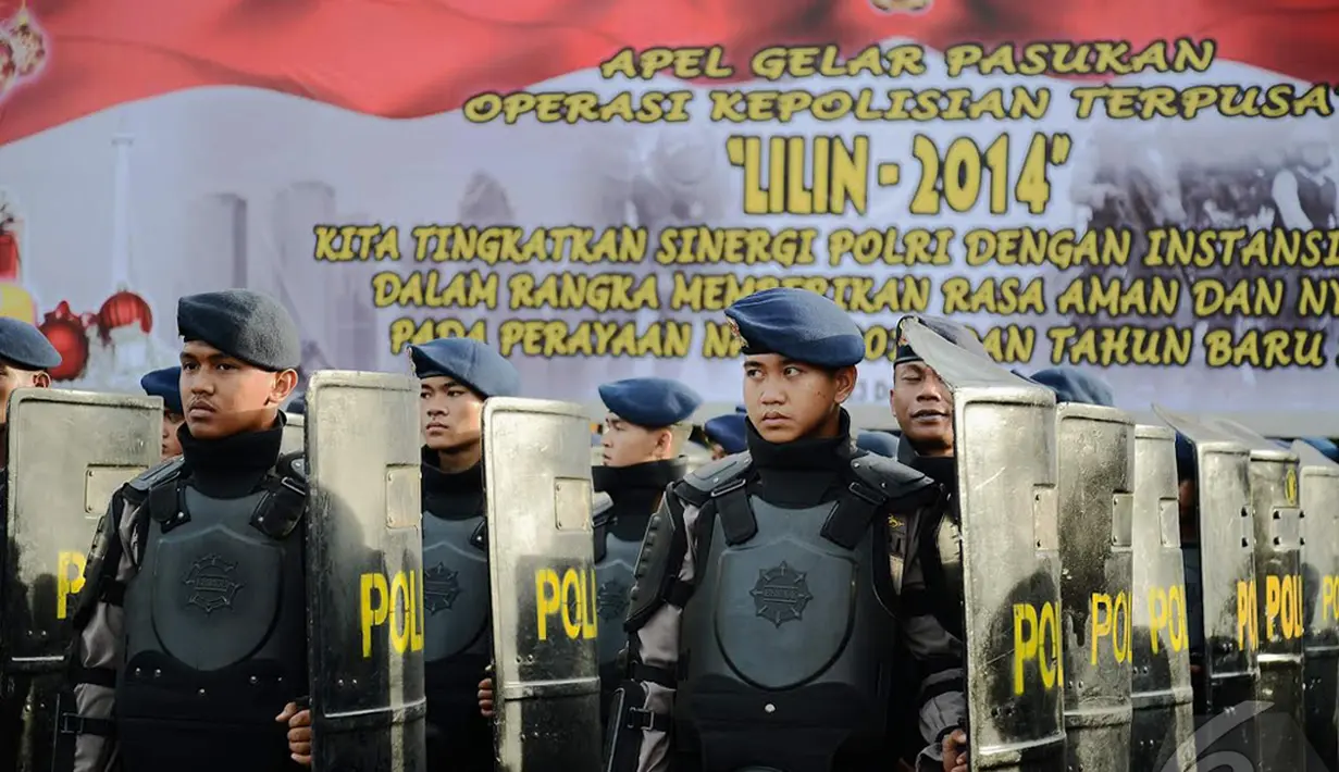 Aparat Kepolisian dalam apel operasi lilin 2014,  Jakarta (22/12/2014). (Liputan6.com /Faizal Fanani)