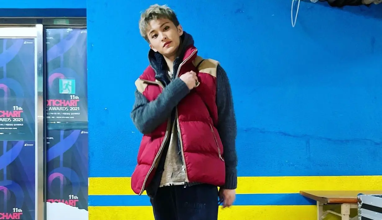 Tengah berada di musim dingin, penampilan Mark dengan menambahkan hoodie serta jaket tebal ini juga bisa ditiru saat berkunjung ke luar negeri di musim dingin. Meski busana yang dipakai terlihat tebal, akan tetapi penampilan kasual Mark ini pun tak lepas dari sorotan. (Liputan6.com/IG/@onyourm__ark)