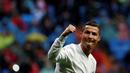 Bintang Real Madrid, Cristiano Ronaldo, merayakan gol yang dicetaknya ke gawang Sporting Gijon pada laga La Liga di Stadion Santiago Bernabeu, Sabtu (26/11/2016). Madrid menang 2-1 atas Gijon. (Reuters/Susana Vera)