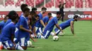 Pemain Persib Bandung saat menjalani sesi latihan di SUGBK, Jakarta, Selasa (9/7/2019). Persib siap memberi kejutan saat menghadapi Persija Jakarta pada pekan kedelapan Shopee Liga 1 2019. (Bola.com/Yoppy Renato Manalu)