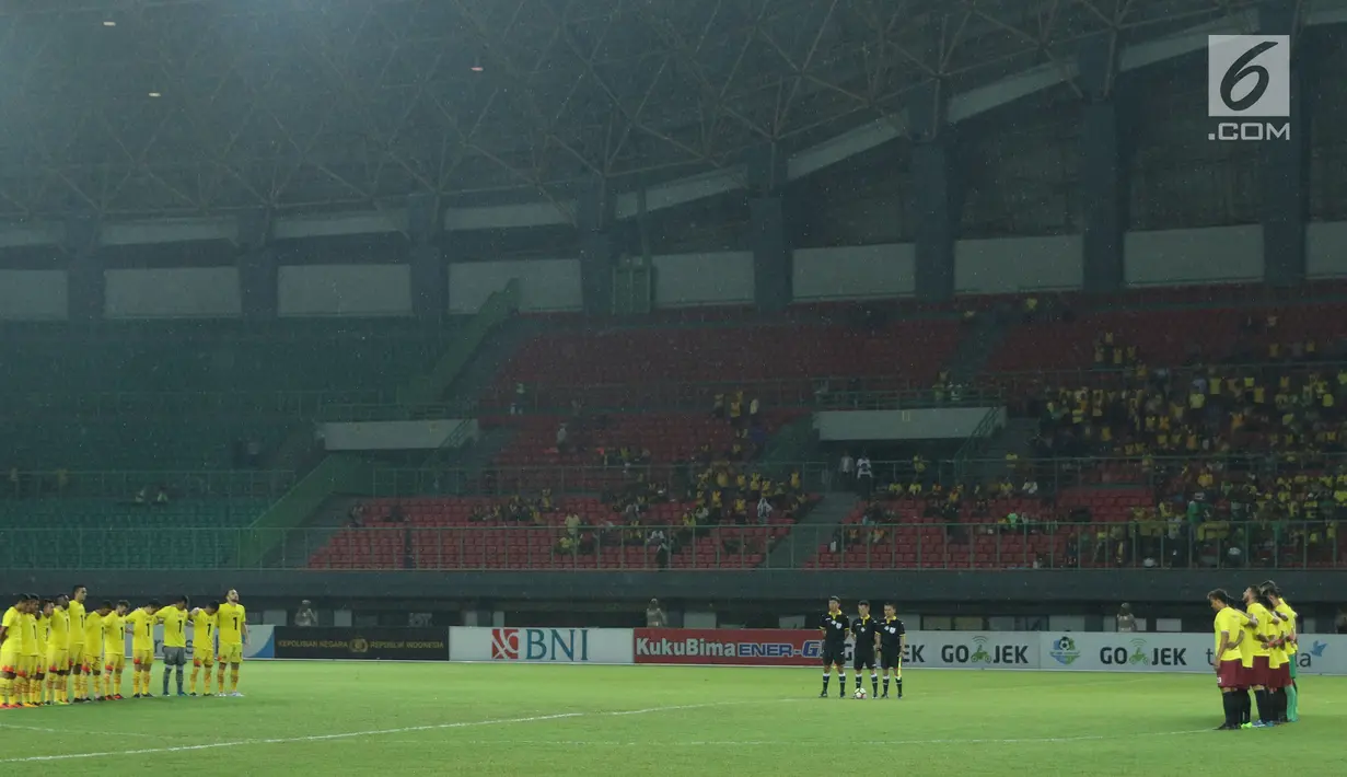Pemain Bhayangkara FC dan PSM Makassar mengheningkan cipta mengenang penjaga gawang Persela, Choirul Huda jelang lanjutan Liga 1 Indonesia di Stadion Patriot Candrabhaga, Bekasi, Kamis (19/10). PSM Makassar unggul 2-0. (Liputan6.com/Helmi Fithriansyah)